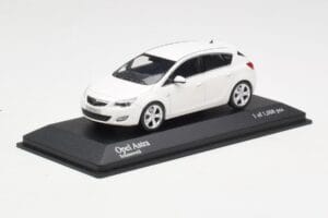 Opel Astra J Valkoinen Minichamps 1:43 400049001 Metalli — kuva 2 / 4