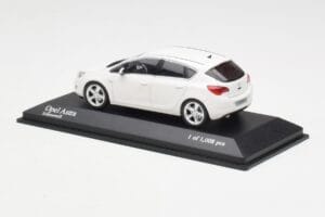 Opel Astra J Valkoinen Minichamps 1:43 400049001 Metalli — kuva 3 / 4