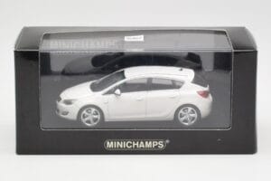 Opel Astra J Valkoinen Minichamps 1:43 400049001 Metalli — kuva 4 / 4