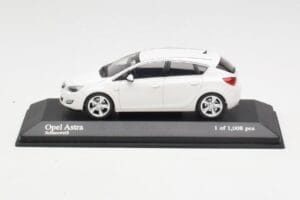 Opel Astra J Valkoinen Minichamps 1:43 400049001 Metalli