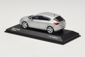 Opel Astra J Hopea Minichamps 1:43 400049000 Metalli — kuva 3 / 4