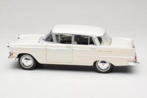 Opel Kapitan P2 Valkoinen Revell 1:18 08821-M1 Metalli — kuva 4 / 8