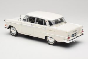 Opel Kapitan P2 Valkoinen Revell 1:18 08821-M1 Metalli — kuva 7 / 8