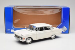 Opel Kapitan P2 Valkoinen Revell 1:18 08821-M1 Metalli — kuva 8 / 8