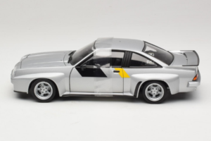 Opel Manta 400 Homologation Hopea Revell 1:18 8491 Metalli — kuva 3 / 6