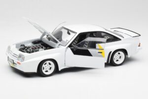 Opel Manta 400 Homologation Valkoinen Revell 1:18 8819 Metalli — kuva 2 / 8