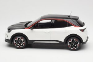 Opel Mokka-E GS Line Jada Valkoinen Otto 1:18 OT1045 Hartsi — kuva 3 / 6