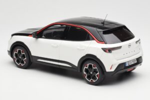 Opel Mokka-E GS Line Jada Valkoinen Otto 1:18 OT1045 Hartsi — kuva 5 / 6