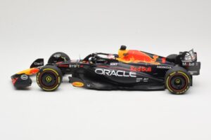Oracle Red Bull Racing RB19 #1 M. Verstappen Winner Italian GP 2023 Minichamps 1:18 110231501 Metalli — kuva 3 / 6