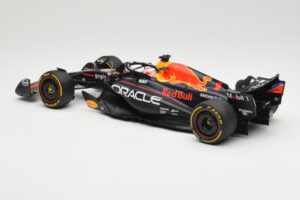 Oracle Red Bull Racing RB19 #1 M. Verstappen Winner Italian GP 2023 Minichamps 1:18 110231501 Metalli — kuva 5 / 6