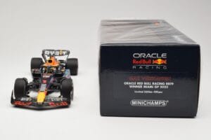 Oracle Red Bull Racing RB19 #1 M. Verstappen Winner Miami GP 2023 Minichamps 1:18 110230501 Metalli — kuva 6 / 6