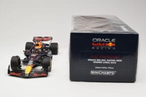 Red Bull Racing RB20 #1 M. Verstappen Winner China GP 2024 Minichamps 1:18 110240501 Metalli — kuva 6 / 6