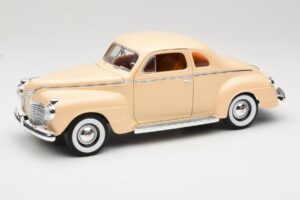 Plymouth Coupe Beige Road Signature 1:18 92398 Metalli
