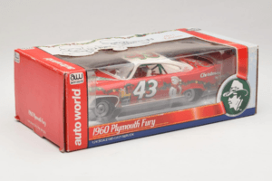 Plymouth Fury #43 R. Petty NASCAR 1960 Auto World 1:24 AW24003/06 Metalli — kuva 2 / 3