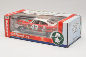 Plymouth Fury #43 R. Petty NASCAR 1960 Auto World 1:24 AW24003/06 Metalli — kuva 3 / 3