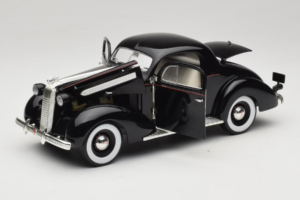 Pontiac Deluxe Musta Signature Models 1:18 18106 Metalli — kuva 2 / 8