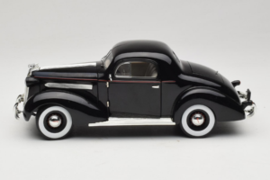 Pontiac Deluxe Musta Signature Models 1:18 18106 Metalli — kuva 4 / 8