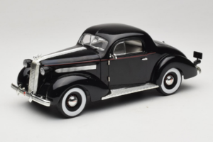 Pontiac Deluxe Musta Signature Models 1:18 18106 Metalli