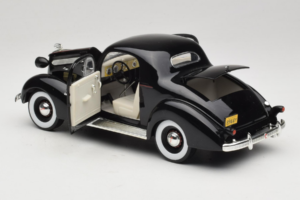 Pontiac Deluxe Musta Signature Models 1:18 18106 Metalli — kuva 5 / 8