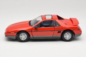 Pontiac Fiero GT Punainen Road Signature 1:18 92588 Metalli — kuva 4 / 8