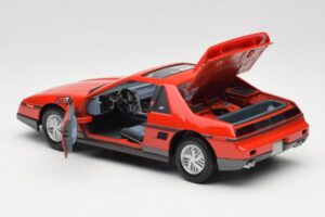 Pontiac Fiero GT Punainen Road Signature 1:18 92588 Metalli — kuva 5 / 8