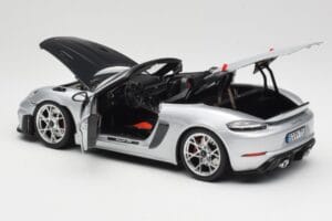 Porsche 718 Spyder RS Weissach Pack GT-Silver Metallic Norev 1:18 187270 Metalli — kuva 5 / 8