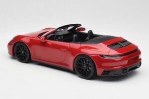 Porsche 911 992 Carrera 4 GTS Avoauto Punainen Minichamps 1:18 155063032 Metalli — kuva 5 / 6
