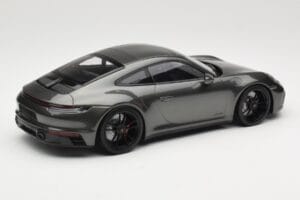 Porsche 911 992 Carrera 4 GTS Green Metallic Minichamps 1:18 155063101 Metalli — kuva 2 / 6