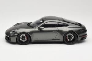 Porsche 911 992 Carrera 4 GTS Green Metallic Minichamps 1:18 155063101 Metalli — kuva 3 / 6