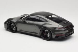 Porsche 911 992 Carrera 4 GTS Green Metallic Minichamps 1:18 155063101 Metalli — kuva 5 / 6
