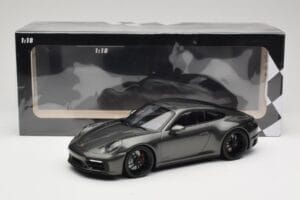 Porsche 911 992 Carrera 4 GTS Green Metallic Minichamps 1:18 155063101 Metalli — kuva 6 / 6