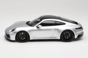Porsche 911 992 Carrera 4 GTS Hopea Minichamps 1:18 155063104 Metalli — kuva 3 / 6