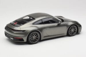Porsche 911 992 Carrera 4S Aventurine Green Metallic Minichamps 1:18 155067328 Metalli — kuva 3 / 6