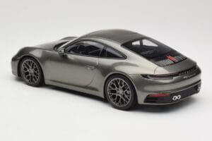 Porsche 911 992 Carrera 4S Aventurine Green Metallic Minichamps 1:18 155067328 Metalli — kuva 4 / 6