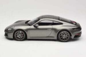 Porsche 911 992 Carrera 4S Aventurine Green Metallic Minichamps 1:18 155067328 Metalli — kuva 5 / 6