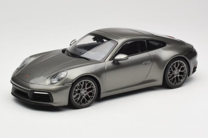 Porsche 911 992 Carrera 4S Aventurine Green Metallic Minichamps 1:18 155067328 Metalli