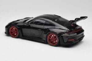 Porsche 911 992 GT3 RS Musta & Punaiset Pyörät & Musta Koristelu Minichamps 1:18 153062240 Metalli — kuva 5 / 6