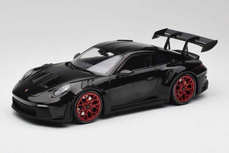 Porsche 911 992 GT3 RS Musta & Punaiset Pyörät & Musta Koristelu Minichamps 1:18 153062240 Metalli