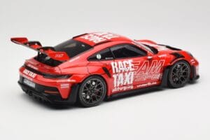 Porsche 911 992 GT3 RS Getspeed Race Taxi Guards Red Minichamps 1:18 110062040 Metalli — kuva 3 / 8