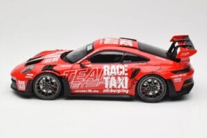 Porsche 911 992 GT3 RS Getspeed Race Taxi Guards Red Minichamps 1:18 110062040 Metalli — kuva 4 / 8