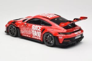 Porsche 911 992 GT3 RS Getspeed Race Taxi Guards Red Minichamps 1:18 110062040 Metalli — kuva 7 / 8