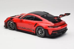 Porsche 911 992 GT3 RS Guards Punainen & Hopeat Pyörät Weissach Package Minichamps 1:18 153062246 Metalli — kuva 5 / 6