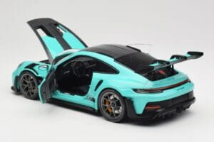 Porsche 911 992 GT3 RS Python Green & Dark Silver Wheels Minichamps 1:18 110062026 Metalli — kuva 5 / 8
