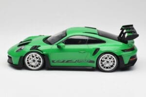 Porsche 911 992 GT3 RS Python Vihreä & Hopeat Pyörät & Musta Koristelu Minichamps 1:18 153062235 Metalli — kuva 3 / 6