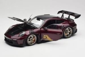 Porsche 911 992 GT3 RS Ultravioletti & Hopeavanteet Minichamps 1:18 110062029 Metalli — kuva 2 / 8