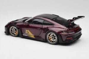 Porsche 911 992 GT3 RS Ultravioletti & Hopeavanteet Minichamps 1:18 110062029 Metalli — kuva 7 / 8