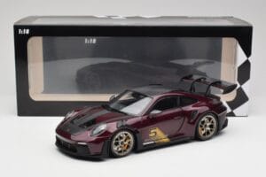 Porsche 911 992 GT3 RS Ultravioletti & Hopeavanteet Minichamps 1:18 110062029 Metalli — kuva 8 / 8