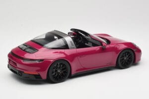 Porsche 911 992 Targa 4 GTS Rubystar Minichamps 1:18 155061066 Metalli — kuva 2 / 6