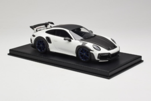 Porsche 911 992 TechArt GTstreet R Valkoinen Sinisillä Vanteilla TechArt 1:18 REMC014 Hartsi — kuva 4 / 6