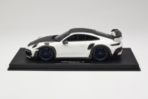 Porsche 911 992 TechArt GTstreet R Valkoinen Sinisillä Vanteilla TechArt 1:18 REMC014 Hartsi